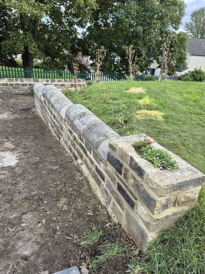 TASK4 – the toppers are placed and the walls for the slope are now finished!